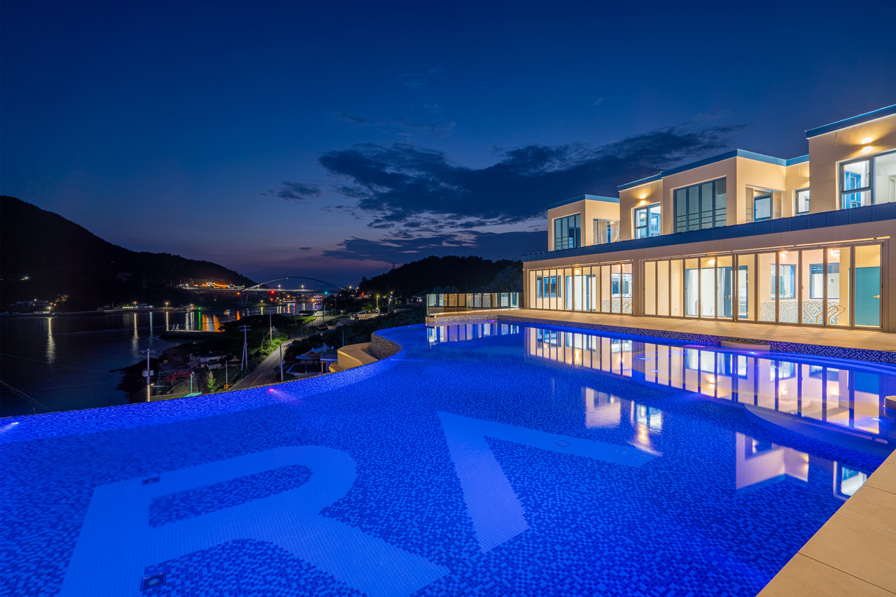 INFINITY POOL